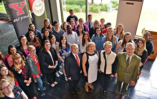 Group of student employees posing with president Jim and Ellen Tressel.